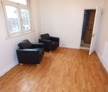 2 bedroom Flat for rent - Photo 4