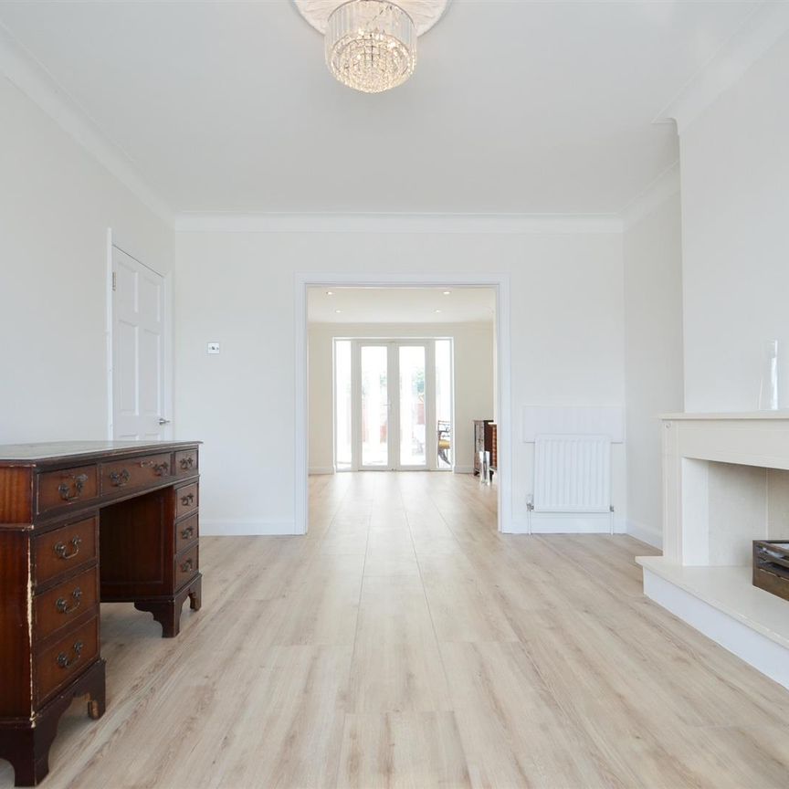 Collins Drive, Ruislip, HA4 - Photo 1