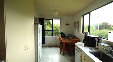 Spacious 3-Bedroom Home - Pet Friendly - Photo 4