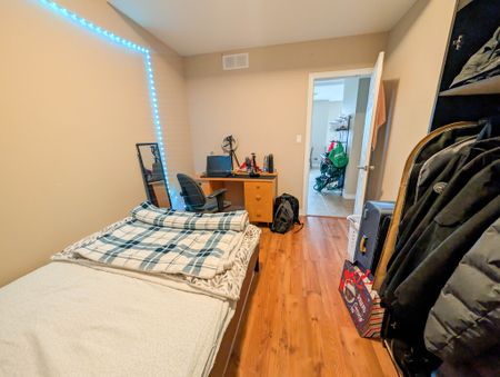 **ALL UTILITIES INCLUDED** STUDENT ROOMS FOR RENT IN ST. CATHARINES!!!! - Photo 4