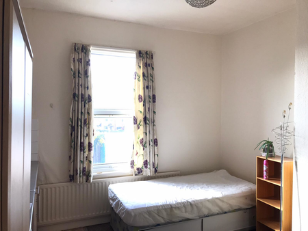 🔐 A Secure and Stylish Houseshare at Albany – The Crown Jewel of Coventry Co-Living! - Photo 5