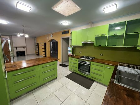 3 BEDROOM, 1 BATHROOM HOUSE IN BRAITLING WITH OUTDOOR SPA - Photo 3