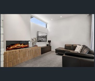 Luxury and custom designed 4 bedroom house. - Photo 2