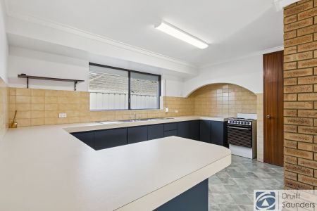 Spacious Family Home in Sought After Location - Lawnmowing Included! - Photo 3