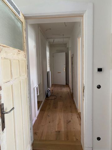 Modernisierte Altbauwohnung mit Einbauküche in der Uhlandstraße - Photo 2