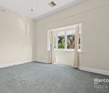 Delightful Three Bedroom - Photo 3