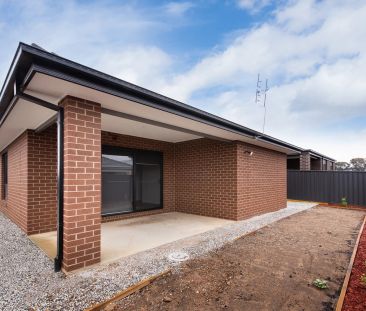 Modern home, offering comfortable living with low maintenance - Photo 2