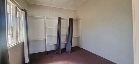 Functional 3 Bedroom Top Level Flat - Photo 5