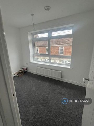 3 bedroom flat to rent - Photo 2