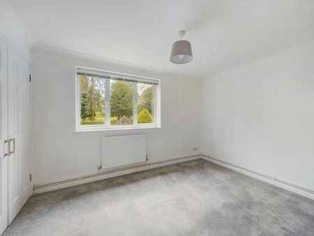 2 Double Bed First Floor Flat with Parking, Lovely Views and 5 Mins Walk from Mainline Station - Photo 4