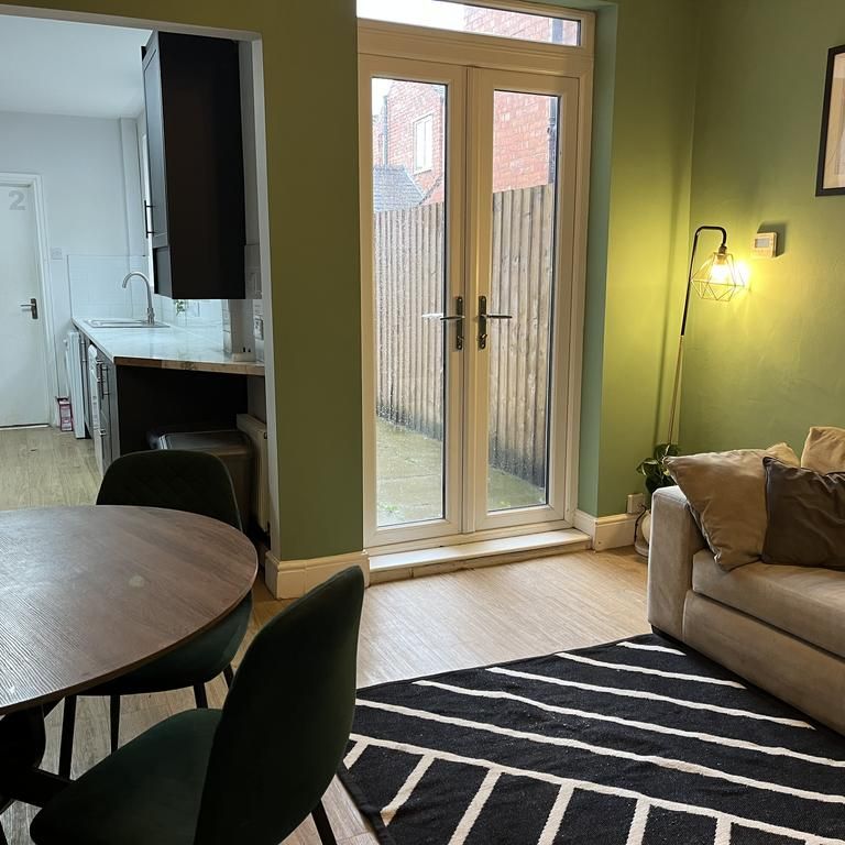 6 bedroom terraced house to rent - Photo 1