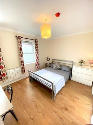 Studio Flat, Wolfe Crescent, SE16 - Photo 1