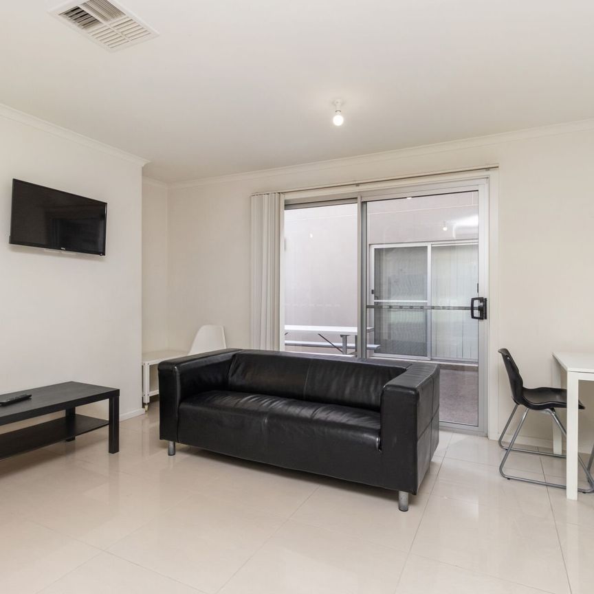 Modern & Low Maintenance Townhouse – Perfectly Positioned! - Photo 1