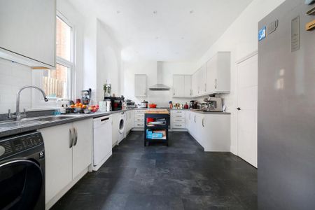 6 bedroom semi-detached house to rent - Photo 5