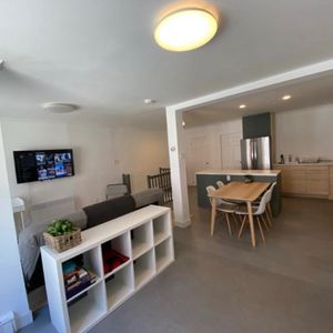 Appartement 2 chambres 2 salles de bains, 2 étages et stationnement interieur inclus - Photo 2