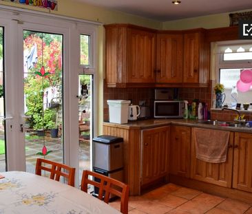 Sunny room in 4-bedroom apartment in Firhouse, Dublin - Photo 3