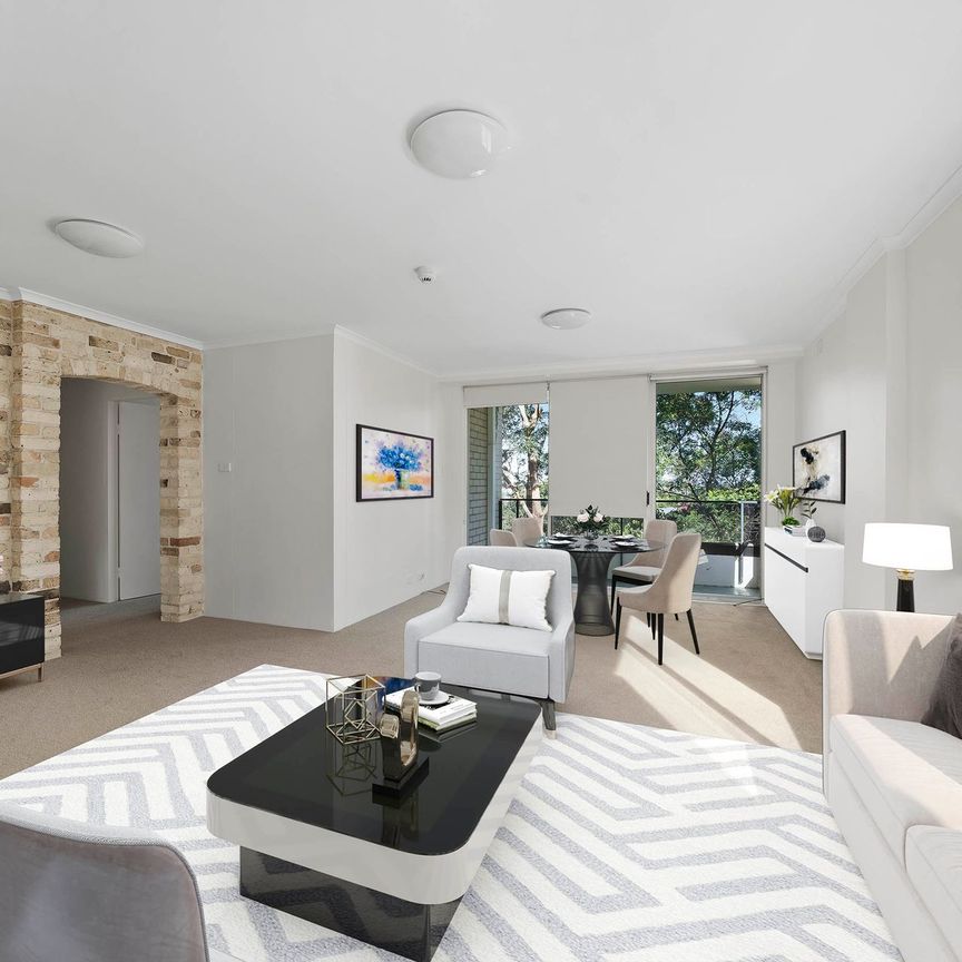 Spacious 2 Bedroom Apartment with lock up garage - Photo 1