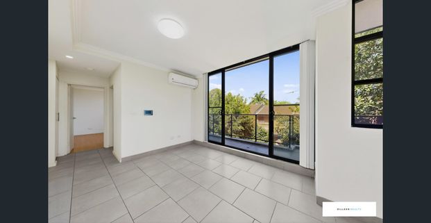 Spacious-Modern Apartment - Photo 1