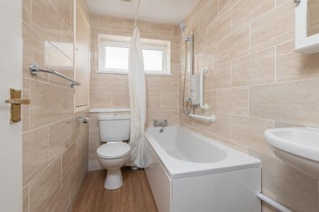 2 bedroom semi-detached house to rent - Photo 5