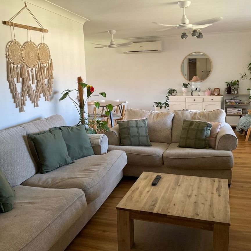 Three bedroom home, fully fenced, close to Schools. - Photo 1