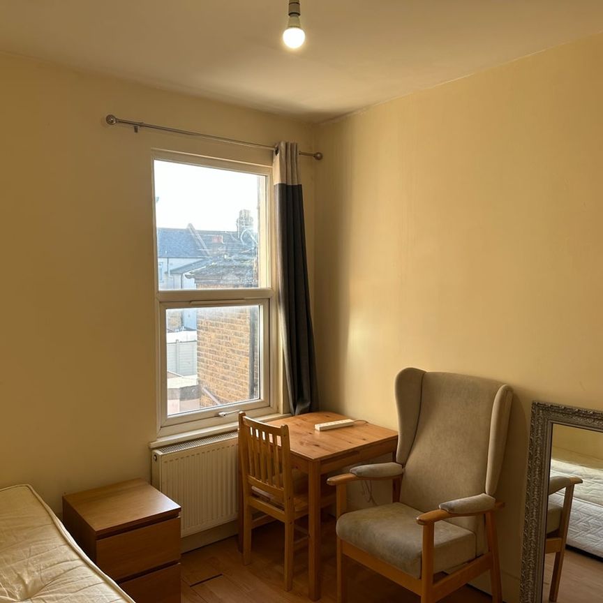 Room in a Shared House, Leslie Road, E11 - Photo 1