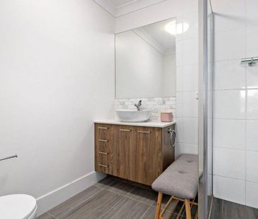 Modern Comfort & Lifestyle - 5 Years Young Townhouse in Prime Thorn... - Photo 3