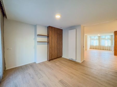 Ruim appartement met 2 slaapkamers en terras in het centrum. - Photo 5