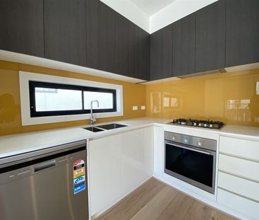 Modern Three-Storey, Three-Bedroom Home in Central Clayton - Photo 6