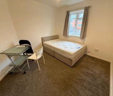 4 bedroom semi-detached house to rent - Photo 6