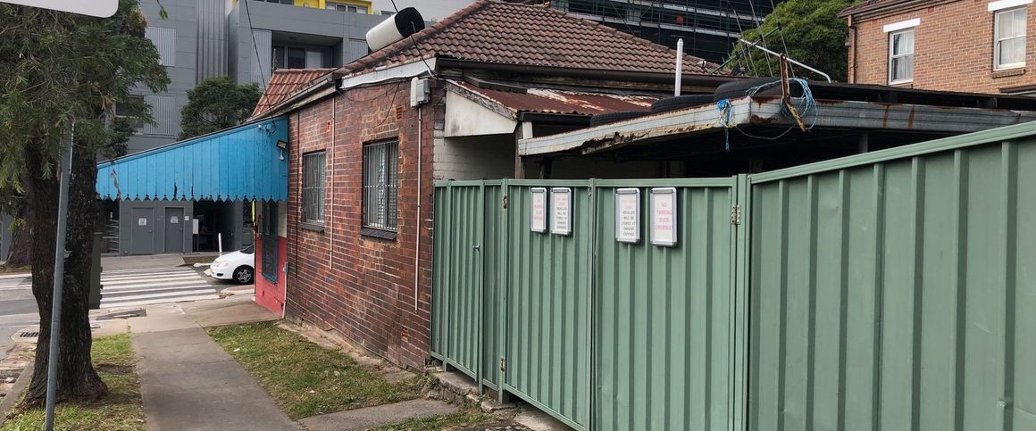 Conveniently located three-bedroom residence - Photo 1