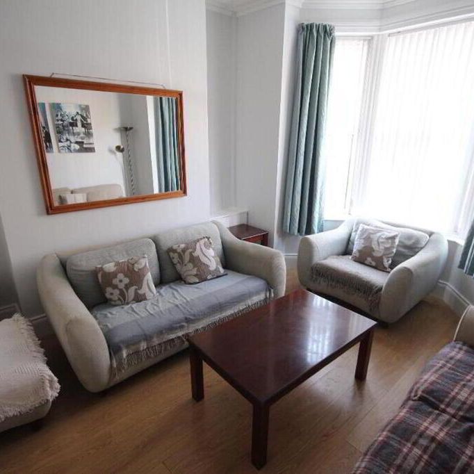 Malone Avenue, Room 2, R1 & R5. All Bills Included, Belfast, BT9 6ER - Photo 1