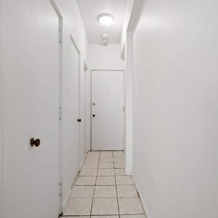 STUDIO SPACIEUX AVEC VUE SUR UN LUXURIANT JARDIN PRIVÉ RENOVE - Photo 3
