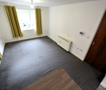 2 bedroom Flat in Flat 10, Leeds - Photo 1