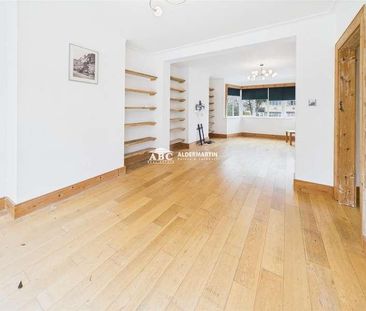 Sandringham Gardens, London, N12 - Photo 1