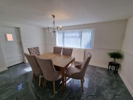 4 bedroom detached house to rent - Photo 3