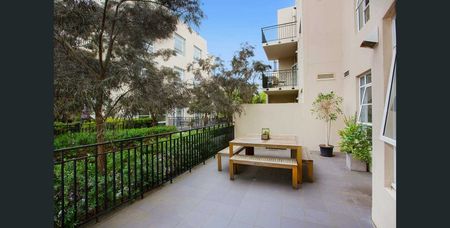 STYLISH GROUND FLOOR APARTMENT IN PRIME PORT MELBOURNE LOCATION - Photo 4