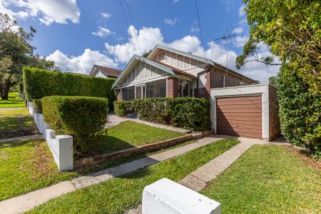 Modern Three-Bedroom Family Home in Ultra-Convenient Location - Photo 2