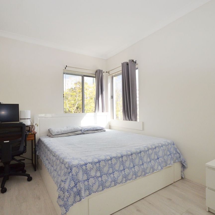 Conveniently Situated near Wentworthville Train Station&excl;&excl;&excl;&excl; - Photo 1