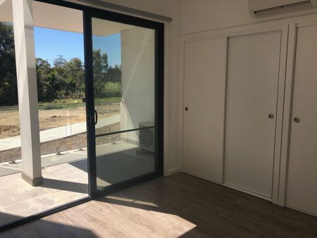 Modern Unfurnished Townhouse for Rent in Yarraville! - Photo 4
