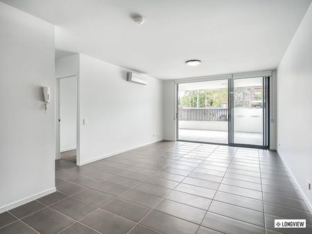 Spacious Ground Floor Unit with Huge Courtyard - Photo 2