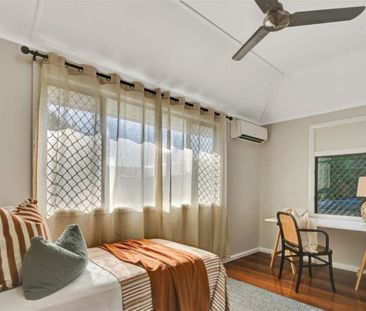 MODERN 3 BEDROOM HOME + CENTRAL LOCATION + CLASSIC CHARACTER! - Photo 6