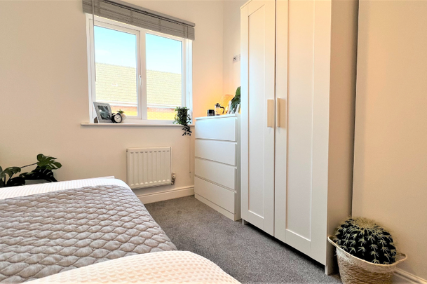 Drummond Grove, Ashford - Photo 1