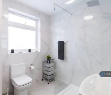 1 bedroom in a house share to rent - Photo 2