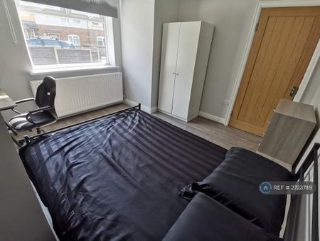 4 bedroom semi-detached house to rent - Photo 4