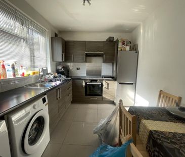 1 bedroom in a flat share to rent - Photo 2