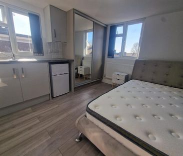 Studio to rent - Photo 2