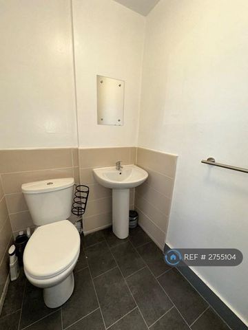 3 bedroom flat to rent - Photo 4