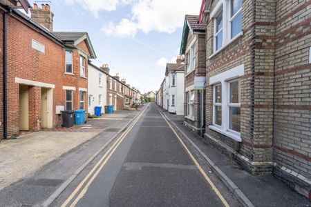 3 bed terraced house to rent in Denmark Road, Poole, BH15 - Photo 3