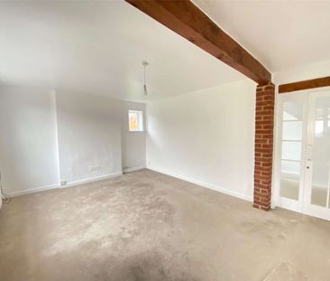 A charming cottage nestled in a peaceful yet convenient location. - Photo 1