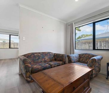 Modern, Fully-Fenced Family Home in Papakura - Available Now! - Photo 3